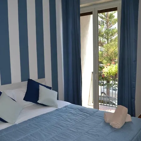 Regis Hotel *