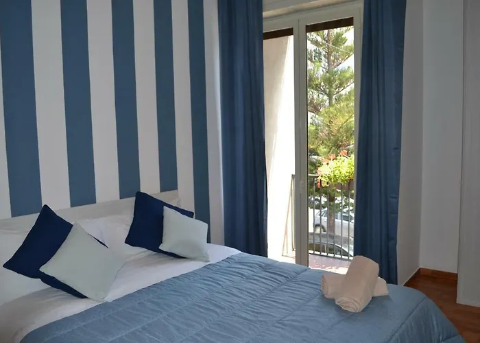 Regis Hotel *